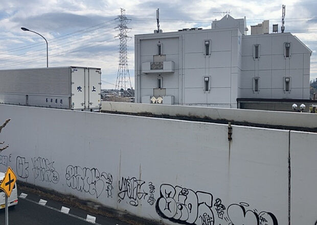 【物件からの展望】眺望を気にして物件を探す場合、前面に建物が建っていないか現地で確認しましょう！前面に建物があると景色はもちろん、日当たりや風通しにも影響が出てきます。住んだ時のことを想像しながら現地見学をしましょう。