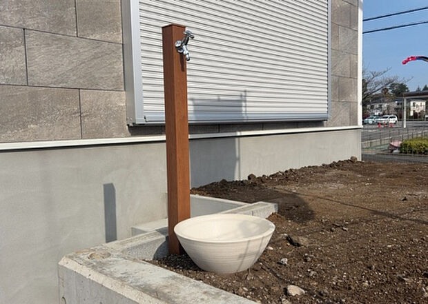 【その他設備】敷地内には、散水栓や立水栓があります。水道水を直接利用できるため、水を運ぶ手間を省くことが出来ます。大量の水を必要とする洗車作業や清掃などに役立ちます。その他設備とあわせて、現地でご確認ください。