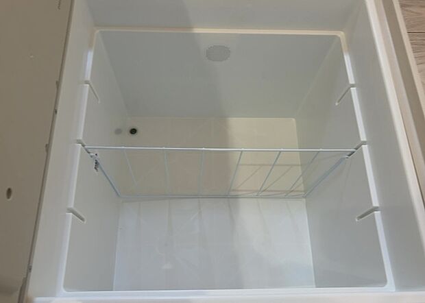 【キッチン床下収納】キッチン床下収納は、調理器具や食器などをスッキリと収納できる便利なスペースです。収納量が多いもの、引き出しがスムーズに開閉するものなど、使い勝手の良いものを選ぶことが大切です。また、湿気がこもりやすい場所なので、通気性の良いものを選ぶこともおすすめです。