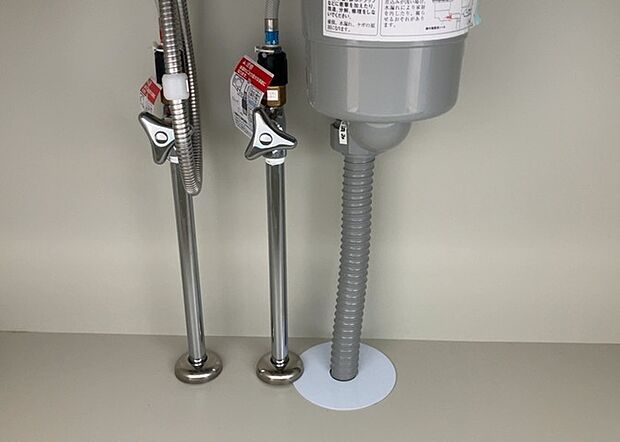 【キッチン水栓】キッチン水栓は、毎日必ず使うものだからこそ、使いやすさが重要です。シャワーヘッドの切り替えがスムーズか、吐水量が調節できるか、水しぶきが飛び散りにくい構造か、浄水機能が付いているかなど、日々の家事を快適にするための機能が数多くあります。また、デザインも多種多様なので、キッチン全体の雰囲気に合わせたものを選ぶことができます。