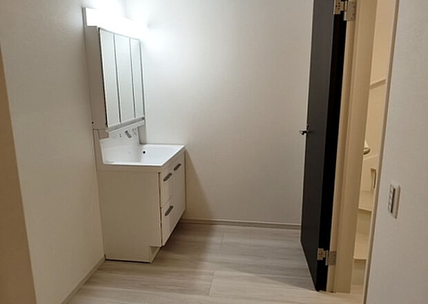 【脱衣場】多くの戸建て住宅で見かける洗面脱衣所は、洗面台と洗濯機が2畳ほどのスペースに並べられていて、洗面所が脱衣所を兼ね備えている間取りが一般的です。お客様が利用することもある、パブリックな空間でもあります。