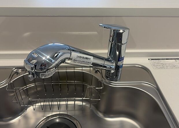 【キッチン水栓】キッチン水栓は、毎日必ず使うものだからこそ、使いやすさが重要です。シャワーヘッドの切り替えがスムーズか、吐水量が調節できるか、水しぶきが飛び散りにくい構造か、浄水機能が付いているかなど、日々の家事を快適にするための機能が数多くあります。また、デザインも多種多様なので、キッチン全体の雰囲気に合わせたものを選ぶことができます。