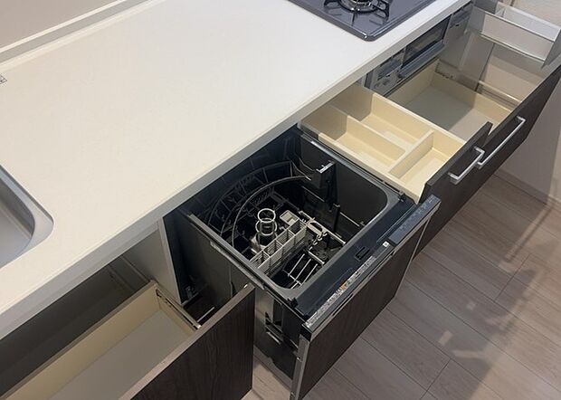 【キッチン床下収納】キッチン床下収納は、調理器具や食器などをスッキリと収納できる便利なスペースです。収納量が多いもの、引き出しがスムーズに開閉するものなど、使い勝手の良いものを選ぶことが大切です。また、湿気がこもりやすい場所なので、通気性の良いものを選ぶこともおすすめです。