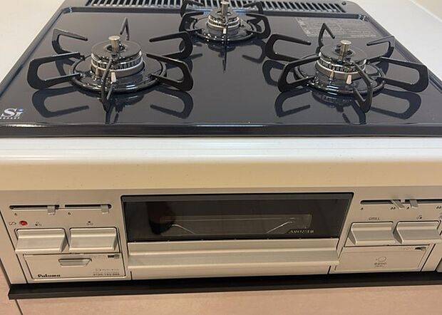 【キッチンコンロ】キッチンコンロは、料理の質を大きく左右する重要な設備です。火力調整のしやすさ、グリル機能の有無、安全装置の充実度など、選ぶポイントがたくさんあります。特に、IHクッキングヒーターは、お手入れのしやすさや安全性が高く、近年人気が高まっています。