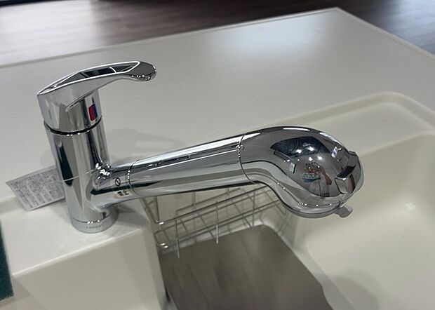 【キッチン水栓】キッチン水栓は、毎日必ず使うものだからこそ、使いやすさが重要です。シャワーヘッドの切り替えがスムーズか、吐水量が調節できるか、水しぶきが飛び散りにくい構造か、浄水機能が付いているかなど、日々の家事を快適にするための機能が数多くあります。また、デザインも多種多様なので、キッチン全体の雰囲気に合わせたものを選ぶことができます。