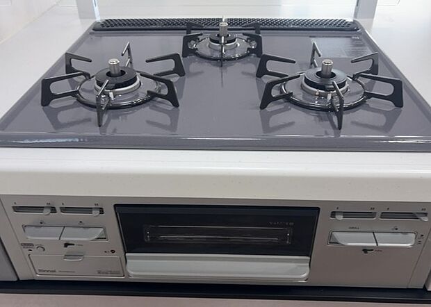 【キッチンコンロ】キッチンコンロは、料理の質を大きく左右する重要な設備です。火力調整のしやすさ、グリル機能の有無、安全装置の充実度など、選ぶポイントがたくさんあります。特に、IHクッキングヒーターは、お手入れのしやすさや安全性が高く、近年人気が高まっています。