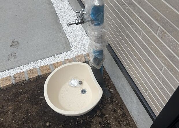【外水栓】外水栓は、庭の水やりや洗車など、様々な用途に使える便利な設備です。ホースがしっかりと接続できるもの、水圧が安定しているものなど、使い勝手の良いものを選びましょう。また、凍結防止機能が付いているものなら、冬場でも安心して使用できます。