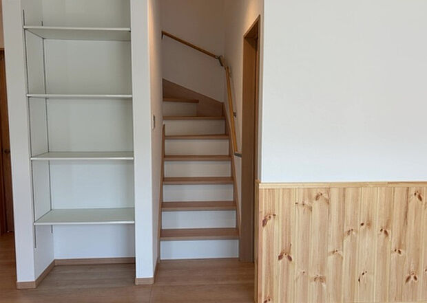 【内装】建物の上下階の通路である階段は、その位置によって動線や室内の印象が大きく左右されます。手摺にも重要な役割があり、転倒の防止・歩行や動作を円滑にして日常生活を支えることを主な目的として設置されています。
