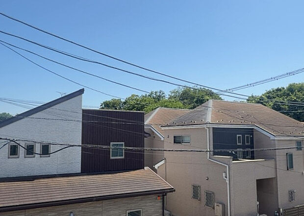 【物件からの展望】眺望を気にして物件を探す場合、前面に建物が建っていないか現地で確認しましょう！前面に建物があると景色はもちろん、日当たりや風通しにも影響が出てきます。住んだ時のことを想像しながら現地見学をしましょう。