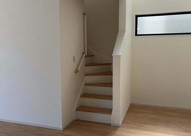 【内装】建物の上下階の通路である階段は、その位置によって動線や室内の印象が大きく左右されます。手摺にも重要な役割があり、転倒の防止・歩行や動作を円滑にして日常生活を支えることを主な目的として設置されています。