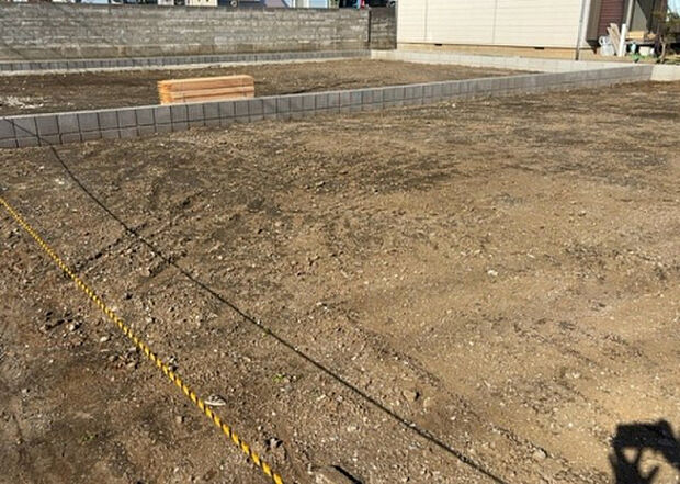 【玄関】玄関は家の顔でもあり、家族以外の目にも止まる場所です。玄関は外との間を仕切る扉、靴などをしまっておく収納スペース、靴脱ぎのたたきスペース、来客とのやり取りをするドアホンなど複数のアイテムからなります。