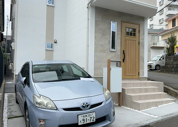 【駐車場】駐車場と明記されていても、最小スペースでつくられた駐車場だと大型車は駐車できなかったり、出入りしにくくなったりする可能性があります。お車のサイズと購入したい物件の駐車場のサイズを現地で確認しましょう。