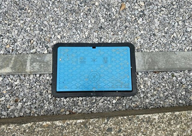 【その他設備】敷地内には、散水栓や立水栓があります。水道水を直接利用できるため、水を運ぶ手間を省くことが出来ます。大量の水を必要とする洗車作業や清掃などに役立ちます。その他設備とあわせて、現地でご確認ください。