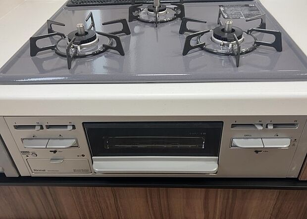 【キッチンコンロ】キッチンコンロは、料理の質を大きく左右する重要な設備です。火力調整のしやすさ、グリル機能の有無、安全装置の充実度など、選ぶポイントがたくさんあります。特に、IHクッキングヒーターは、お手入れのしやすさや安全性が高く、近年人気が高まっています。