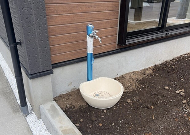 【その他設備】敷地内には、散水栓や立水栓があります。水道水を直接利用できるため、水を運ぶ手間を省くことが出来ます。大量の水を必要とする洗車作業や清掃などに役立ちます。その他設備とあわせて、現地でご確認ください。