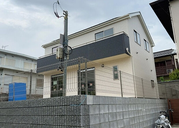 【外観_3】現地に行くなら、物件の周囲の地形がどうなっているかを見ることも大切です。周辺より低くなっている土地では、大雨などで水が集まりやすいため、地盤が弱くなっているということも考えられるため、注意が必要です。