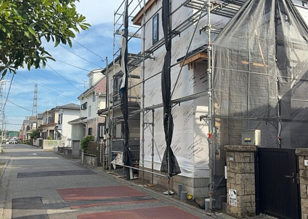 【前面道路含む現地写真_2】前面道路の幅員や歩道の有無、近隣の建物との距離感などは、実際の生活の利便性や安全性に大きく影響します。複数のアングルから前面道路の状況を確認することで、より具体的に生活イメージを描けます。
