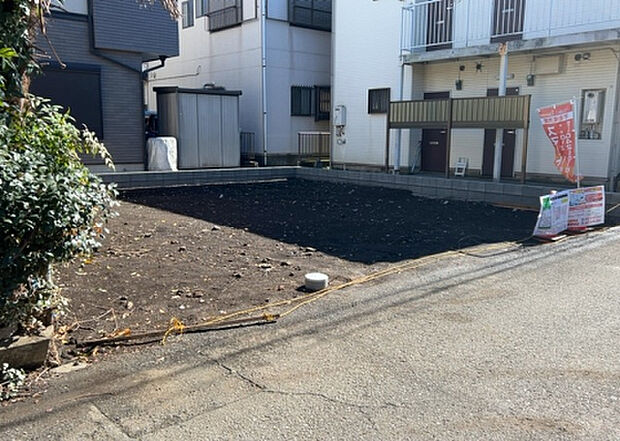 【前面道路含む現地写真_2】前面道路の幅員や歩道の有無、近隣の建物との距離感などは、実際の生活の利便性や安全性に大きく影響します。複数のアングルから前面道路の状況を確認することで、より具体的に生活イメージを描けます。