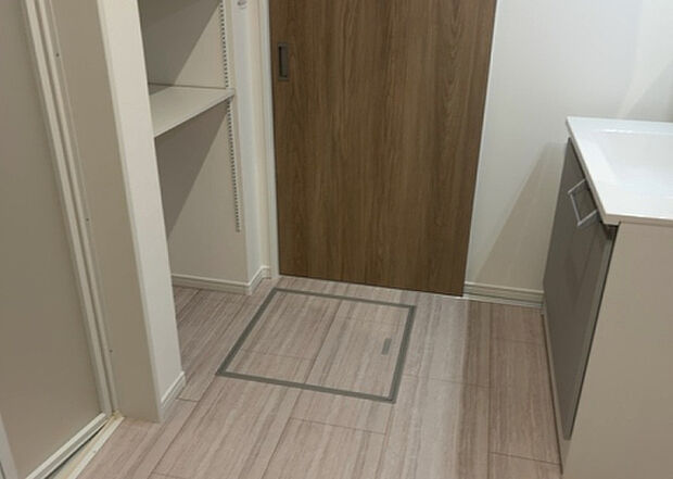 【脱衣場】多くの戸建て住宅で見かける洗面脱衣所は、洗面台と洗濯機が2畳ほどのスペースに並べられていて、洗面所が脱衣所を兼ね備えている間取りが一般的です。お客様が利用することもある、パブリックな空間でもあります。