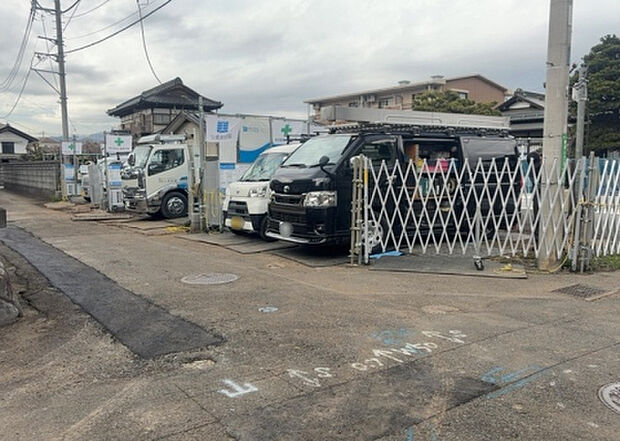 【前面道路含む現地写真_2】前面道路の幅員や歩道の有無、近隣の建物との距離感などは、実際の生活の利便性や安全性に大きく影響します。複数のアングルから前面道路の状況を確認することで、より具体的に生活イメージを描けます。
