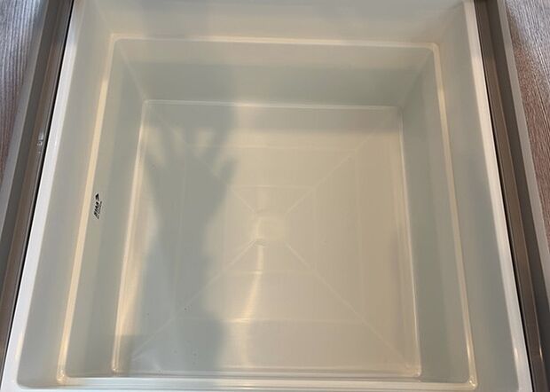 【キッチン床下収納】キッチン床下収納は、調理器具や食器などをスッキリと収納できる便利なスペースです。収納量が多いもの、引き出しがスムーズに開閉するものなど、使い勝手の良いものを選ぶことが大切です。また、湿気がこもりやすい場所なので、通気性の良いものを選ぶこともおすすめです。
