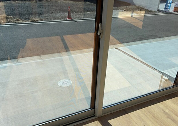 【内装】建物の上下階の通路である階段は、その位置によって動線や室内の印象が大きく左右されます。手摺にも重要な役割があり、転倒の防止・歩行や動作を円滑にして日常生活を支えることを主な目的として設置されています。