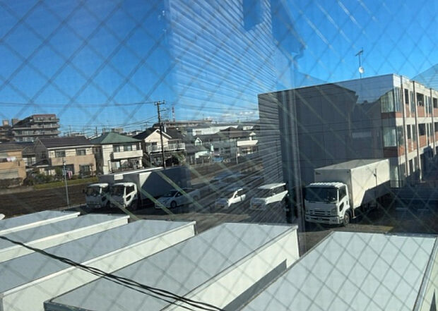 【物件からの展望】眺望を気にして物件を探す場合、前面に建物が建っていないか現地で確認しましょう！前面に建物があると景色はもちろん、日当たりや風通しにも影響が出てきます。住んだ時のことを想像しながら現地見学をしましょう。