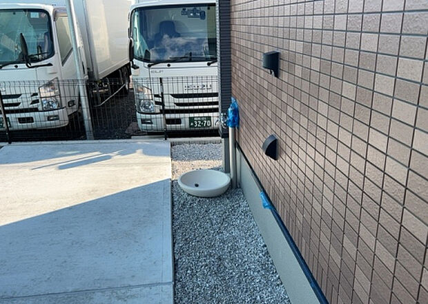 【その他設備】敷地内には、散水栓や立水栓があります。水道水を直接利用できるため、水を運ぶ手間を省くことが出来ます。大量の水を必要とする洗車作業や清掃などに役立ちます。その他設備とあわせて、現地でご確認ください。
