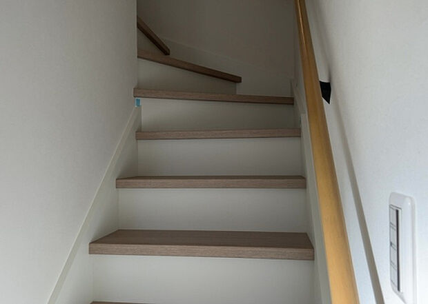 【内装】建物の上下階の通路である階段は、その位置によって動線や室内の印象が大きく左右されます。手摺にも重要な役割があり、転倒の防止・歩行や動作を円滑にして日常生活を支えることを主な目的として設置されています。