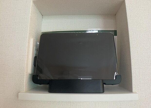 【ＴＶモニター付きインターホン】TVモニター付きインターホンは、来訪者の顔を確認できるだけでなく、音声でやり取りすることもできるため、セキュリティ面で安心できる設備です。モニター画面が大きく見やすいもの、夜間でも来訪者をしっかりと確認できるものなど、機能性を重視したいところです。