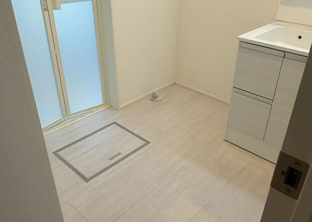 【脱衣場】多くの戸建て住宅で見かける洗面脱衣所は、洗面台と洗濯機が2畳ほどのスペースに並べられていて、洗面所が脱衣所を兼ね備えている間取りが一般的です。お客様が利用することもある、パブリックな空間でもあります。