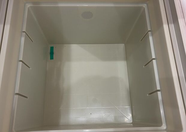 【キッチン床下収納】キッチン床下収納は、調理器具や食器などをスッキリと収納できる便利なスペースです。収納量が多いもの、引き出しがスムーズに開閉するものなど、使い勝手の良いものを選ぶことが大切です。また、湿気がこもりやすい場所なので、通気性の良いものを選ぶこともおすすめです。