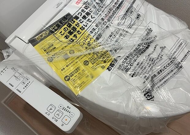 【ウォシュレット（リモコン）】ウォシュレットは、衛生面だけでなく、快適性も向上させる便利な設備です。洗浄機能の種類や水温調節機能など、様々な機能が付いたものが多くあります。リモコンも、操作が簡単で、使いやすいものを選びましょう。