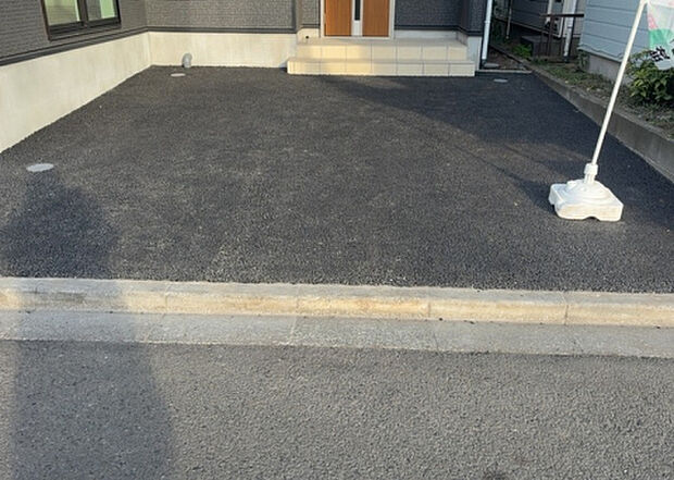 【駐車場】駐車場と明記されていても、最小スペースでつくられた駐車場だと大型車は駐車できなかったり、出入りしにくくなったりする可能性があります。お車のサイズと購入したい物件の駐車場のサイズを現地で確認しましょう。