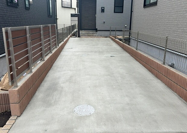 【駐車場】駐車場と明記されていても、最小スペースでつくられた駐車場だと大型車は駐車できなかったり、出入りしにくくなったりする可能性があります。お車のサイズと購入したい物件の駐車場のサイズを現地で確認しましょう。