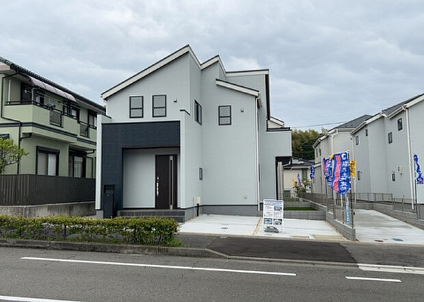 【前面道路含む現地写真_2】お持ちの車種によっては前面道路が広い方が便利でしょう。しかし、前面道路が広ければその分交通量が多くなるため、騒音などが気になる場合があります。実際に現地を見学し、周辺交通量や騒音などを確認しましょう！