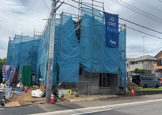 【外観_3】現地に行くなら、物件の周囲の地形がどうなっているかを見ることも大切です。周辺より低くなっている土地では、大雨などで水が集まりやすいため、地盤が弱くなっているということも考えられるため、注意が必要です。
