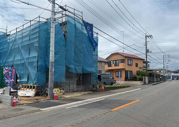 【前面道路含む現地写真_2】前面道路の幅員や歩道の有無、近隣の建物との距離感などは、実際の生活の利便性や安全性に大きく影響します。複数のアングルから前面道路の状況を確認することで、より具体的に生活イメージを描けます。