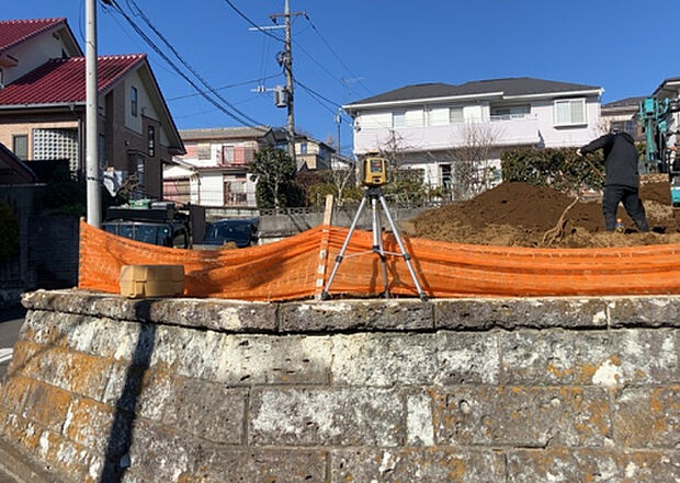 【庭_2】庭のある家に住むことのメリットとして、子どもたちの遊び場を確保できること、ガーデニングや家庭菜園を楽しめること、明るさを確保できることがあります。また、配置を工夫することでプライバシーが確保できます。