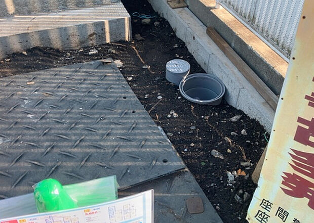 【その他設備】敷地内には、散水栓や立水栓があります。水道水を直接利用できるため、水を運ぶ手間を省くことが出来ます。大量の水を必要とする洗車作業や清掃などに役立ちます。その他設備とあわせて、現地でご確認ください。