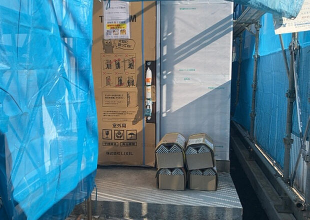 【玄関_2】玄関は、狭すぎると複数人で使いにくく、広すぎても無駄な空間になりがちです。最低2畳を目安にして、家の広さとの兼ね合いや家族の人数を考慮して決めるとよいでしょう。現地を見学して快適な玄関を選びましょう！