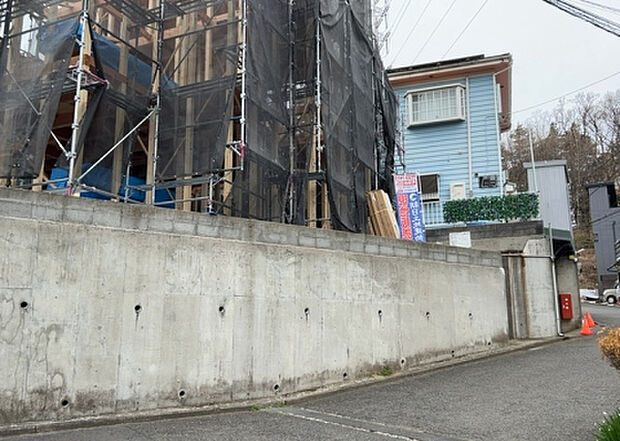 【前面道路含む現地写真_2】前面道路の幅員や歩道の有無、近隣の建物との距離感などは、実際の生活の利便性や安全性に大きく影響します。複数のアングルから前面道路の状況を確認することで、より具体的に生活イメージを描けます。