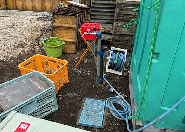 【その他設備】敷地内には、散水栓や立水栓があります。水道水を直接利用できるため、水を運ぶ手間を省くことが出来ます。大量の水を必要とする洗車作業や清掃などに役立ちます。その他設備とあわせて、現地でご確認ください。