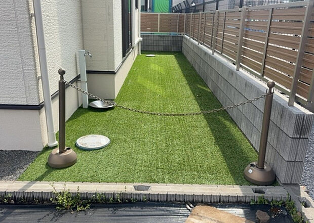 【庭_2】庭のある家に住むことのメリットとして、子どもたちの遊び場を確保できること、ガーデニングや家庭菜園を楽しめること、明るさを確保できることがあります。また、配置を工夫することでプライバシーが確保できます。