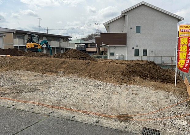 【前面道路含む現地写真_2】前面道路の幅員や歩道の有無、近隣の建物との距離感などは、実際の生活の利便性や安全性に大きく影響します。複数のアングルから前面道路の状況を確認することで、より具体的に生活イメージを描けます。