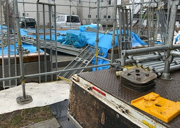 【玄関】玄関は家の顔でもあり、家族以外の目にも止まる場所です。玄関は外との間を仕切る扉、靴などをしまっておく収納スペース、靴脱ぎのたたきスペース、来客とのやり取りをするドアホンなど複数のアイテムからなります。