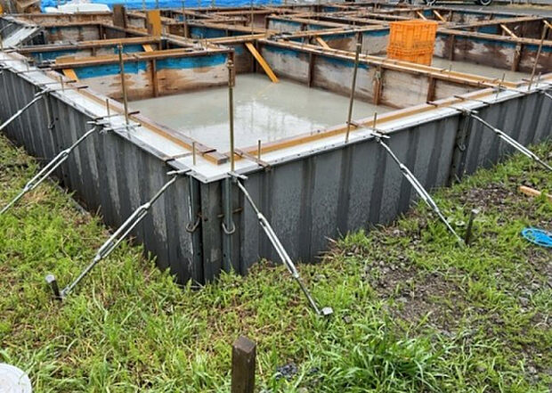 【構造・工法・仕様_2】ベタ基礎とは、柱の位置に関係なく全体に基礎がある事を指し、面積が大きい分建物の重さを全体に分散できます。また、地面からの湿気や害虫を遮断でき、木造住宅で心配されるシロアリ被害を防ぐ効果も期待できます。