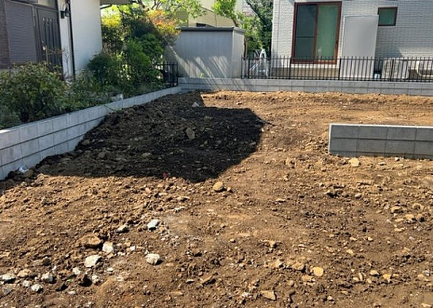 【玄関_2】玄関は、狭すぎると複数人で使いにくく、広すぎても無駄な空間になりがちです。最低2畳を目安にして、家の広さとの兼ね合いや家族の人数を考慮して決めるとよいでしょう。現地を見学して快適な玄関を選びましょう！
