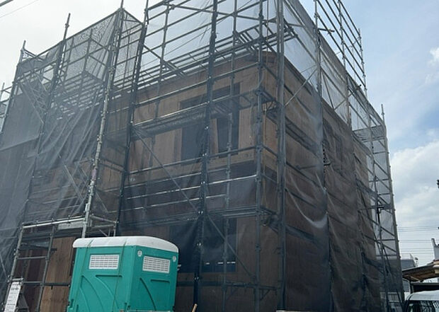 【外観_3】現地に行くなら、物件の周囲の地形がどうなっているかを見ることも大切です。周辺より低くなっている土地では、大雨などで水が集まりやすいため、地盤が弱くなっているということも考えられるため、注意が必要です。