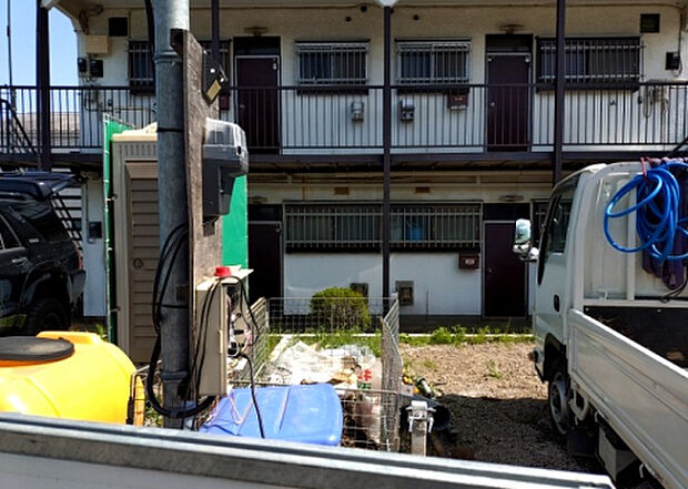 【庭_2】庭のある家に住むことのメリットとして、子どもたちの遊び場を確保できること、ガーデニングや家庭菜園を楽しめること、明るさを確保できることがあります。また、配置を工夫することでプライバシーが確保できます。